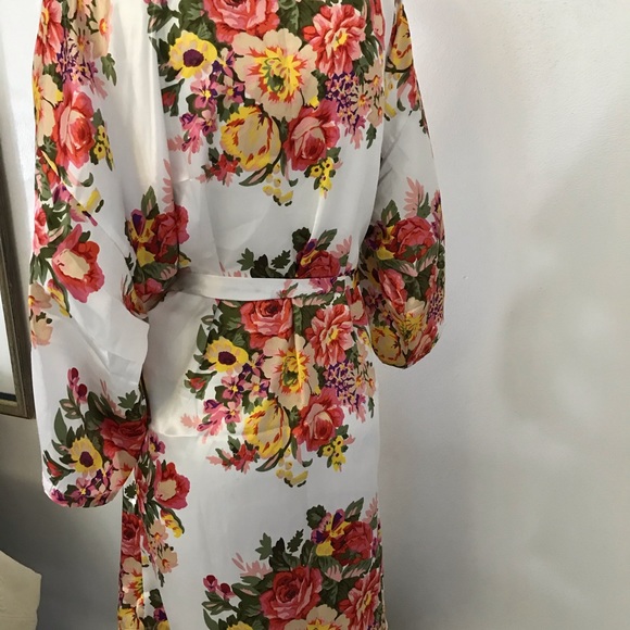 Beautiful ladies floral bathrobe - Picture 7 of 7